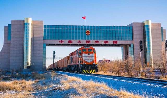 Çin-Moğolistan sınır limanı ilk çeyrekte kargo ve yolcu hacimlerinde artış kaydetti