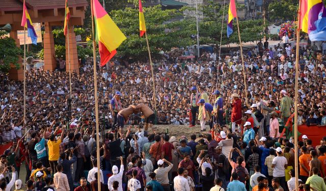 Bangladeş'te geleneksel güreş müsabakası düzenlendi