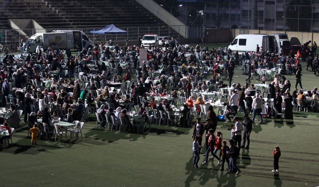 Filistinliler yüzlerce yetim için iftarda buluştu