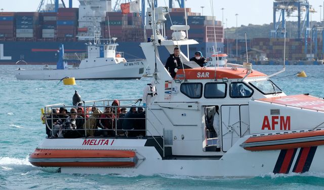 Libya'dan Malta'ya geçerken dalgalara maruz kalan göçmenler kurtarıldı