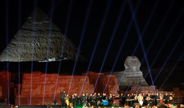 Çinli ve Mısırlı müzisyenler Giza Piramitleri manzarası eşliğinde konser verdi