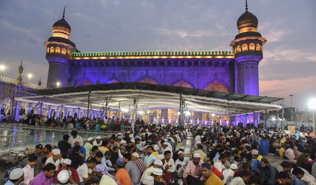 Hindistan'da halk camide iftar için bir araya geldi