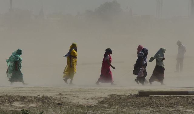 Hindistan'ın Uttar Pradesh eyaletini toz fırtınası vurdu