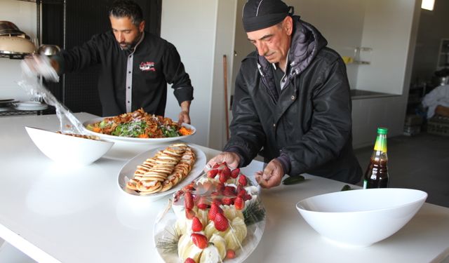 Lübnan'ın Hasbiye kentindeki aşevinden yaşlılara özel iftar yemeği