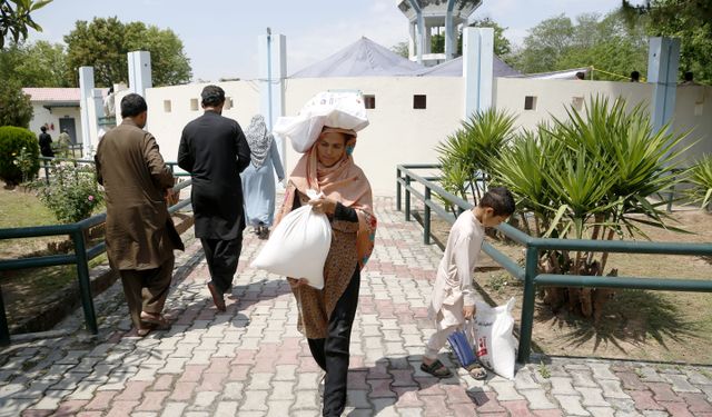 Pakistan'daki Çinli şirketlerden ihtiyaç sahiplerine gıda yardımı