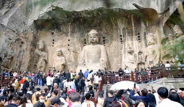 Çin'de halk Qingming Festivali'nde turistik bölgeleri ziyaret etti