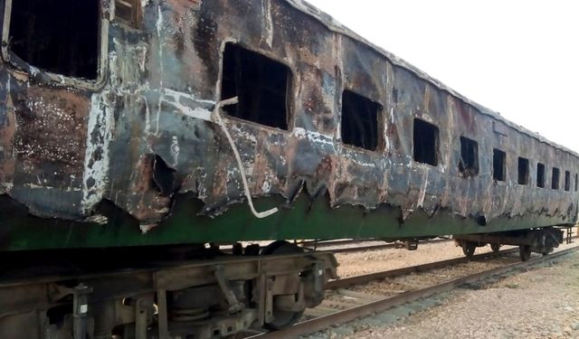 Pakistan'da tren yangını: 2 ölü