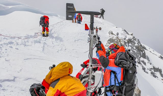 Çinli bilimsel keşif ekibi, Everest Dağı'ndaki meteoroloji istasyonunun bakımını yaptı