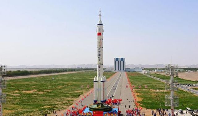 Çin'in Shenzhou-16 uzay aracı fırlatma alanına nakledildi