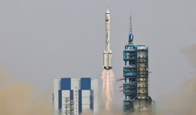 Çin, Shenzhou-17 mürettebatlı uzay aracını fırlatmaya hazırlanıyor