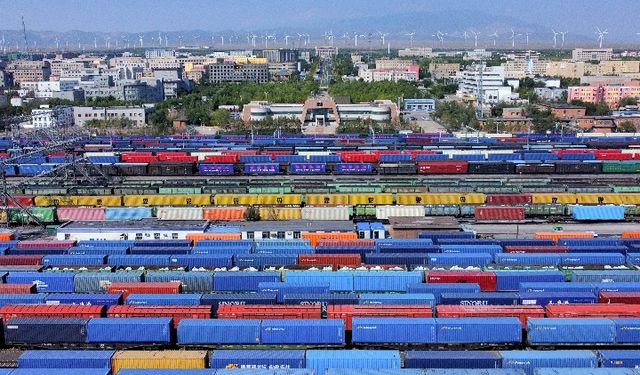 Çin'in Alataw Geçidi'nden bu yıl içinde 3.000 Çin-Avrupa yük treni geçti