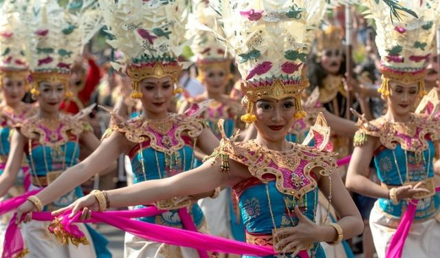 45. Bali Sanat Festivali Endonezya'da etkileyici gösteriler eşliğinde başladı