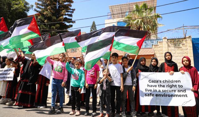 Gazzeli çocuklar Dünya Gıda Programı'nın yardımları durdurmasını protesto etti