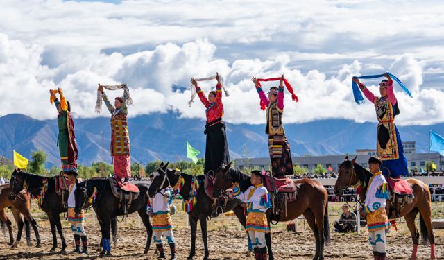 Çin'in Tibet bölgesinde Everest Festivali kapsamında at yarışı düzenlendi