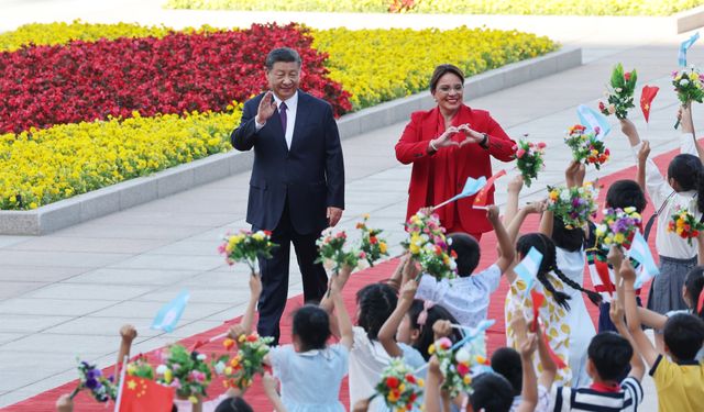 Xi, Honduras Cumhurbaşkanı Castro ile bir araya geldi