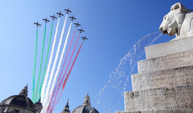 İtalya Milli Günü'nde Roma'da hava akrobasi gösterisi düzenlendi