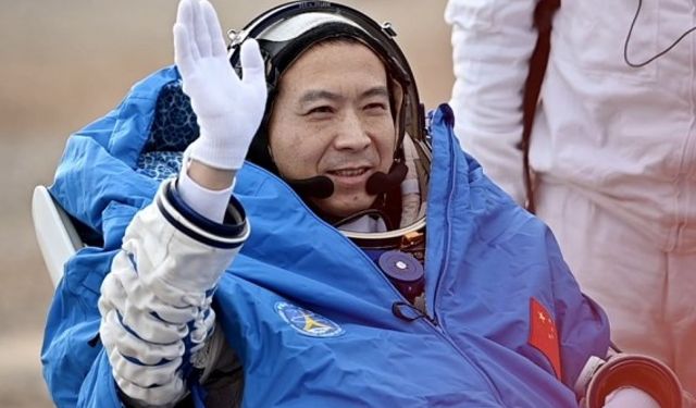 Çin'in Shenzhou-15 astronotları Beijing'e ulaştı