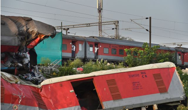 Hindistan'da tren kazasının yaşandığı bölgede demiryolu seferleri yeniden başladı