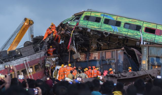 Hindistan'daki tren kazasında ölenlerin sayısı 288'e yükseldi