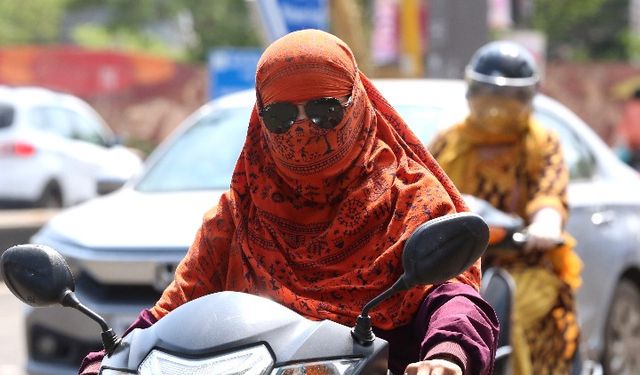 Hindistan'ın Bhopal kenti sakinleri bunaltıcı sıcaklardan korunmaya çalışıyor