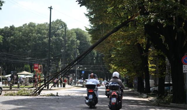 İtalya'nın Milano kentinde fırtına ve dolu etkili oldu