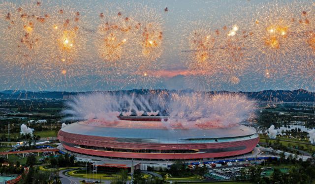 Dünya Üniversite Yaz Oyunları'nın açılış töreninde görkemli havai fişek gösterisi