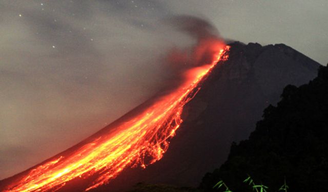 Endonezya'daki Merapi Yanardağı bir günde 16 kez patladı