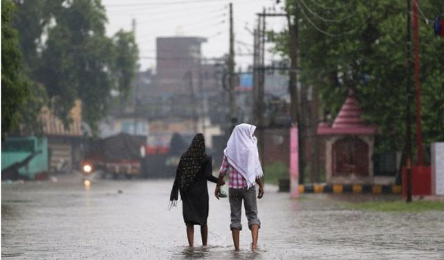 Hindistan ve Pakistan'da muson yağmurları hayatı olumsuz etkiledi