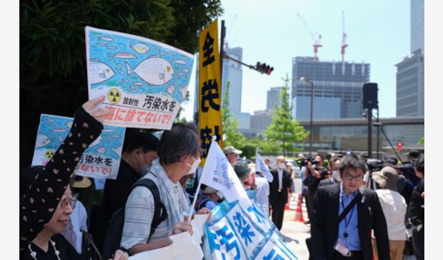 Japonya'nın nükleer kirli suyu okyanusa boşaltma planı Tokyo'da protesto edildi