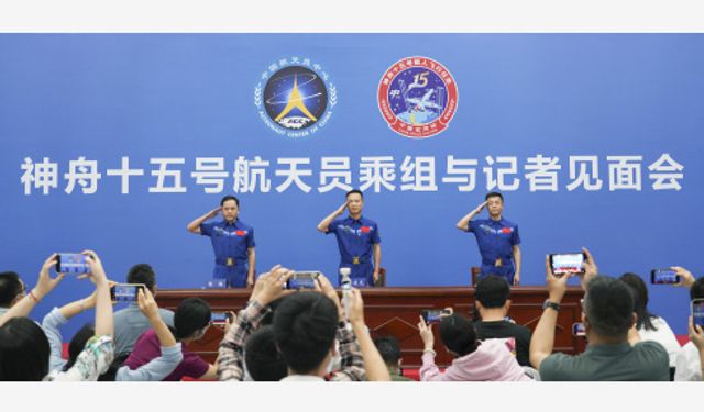 Shenzhou-15 astronotları basın mensuplarıyla bir araya geldi