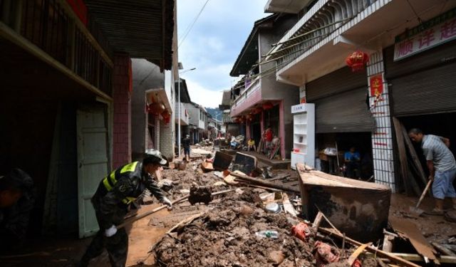 Çin'in orta kesimlerindeki şiddetli yağışlar 95.000'den fazla kişiyi etkiledi