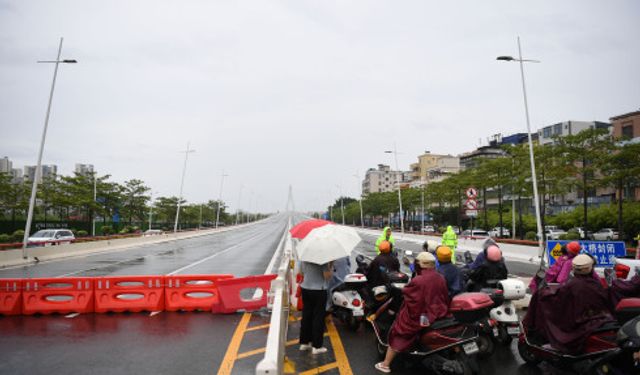 Talim tayfununun şiddetinin azalmasıyla, Çin'in Hainan eyaletinde ulaşım yeniden başladı