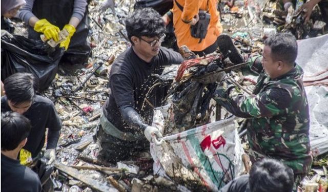 Endonezyalılar, Ulusal Nehir Günü'nde çöpleri temizledi