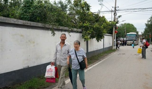 Beijing'deki şiddetli yağışların ardından tahliye edilen halk evlerine dönüyor