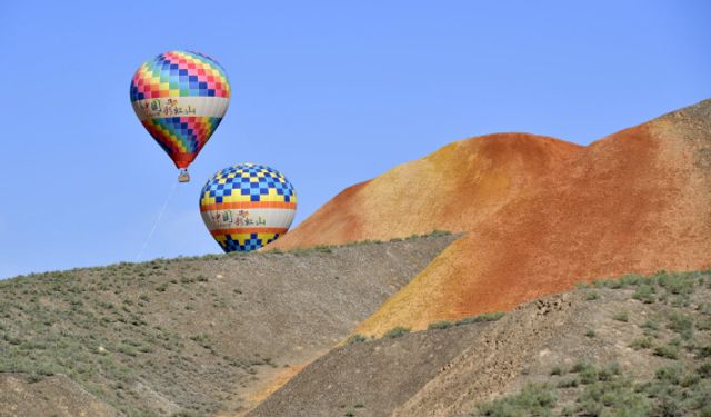 Çin'deki Danxia Jeoloji Parkı benzersiz yeryüzü şekilleriyle turistlerin gözdesi oldu