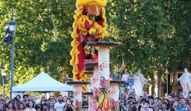 Çinli dans topluluğundan Madrid'de aslan dansı gösterisi