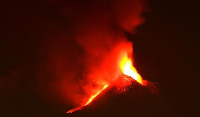 İtalya'daki Etna Yanardağı yeniden faaliyete geçti