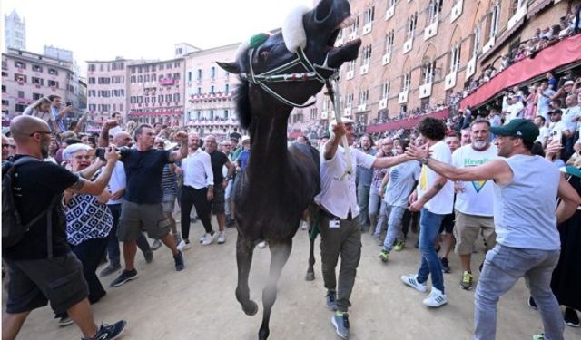 İtalya'nın Siena kentinde düzenlenen at yarışı ilginç görüntülere sahne oldu