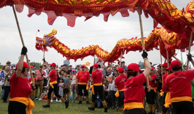 New York'ta düzenlenen Ejderha Teknesi Festivali renkli görüntülere sahne oldu