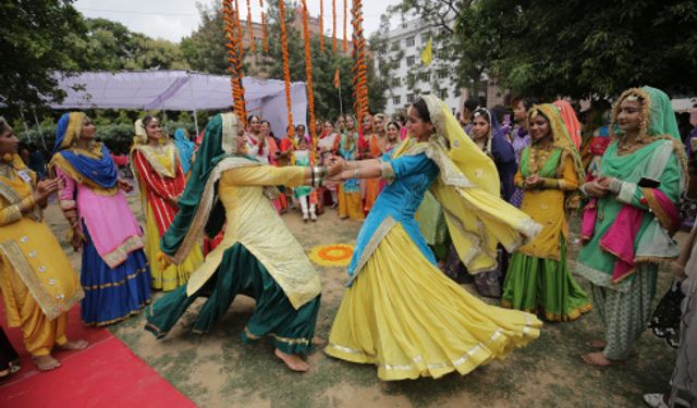 Hindistan'daki Teej Festivali renkli görüntülere sahne oldu