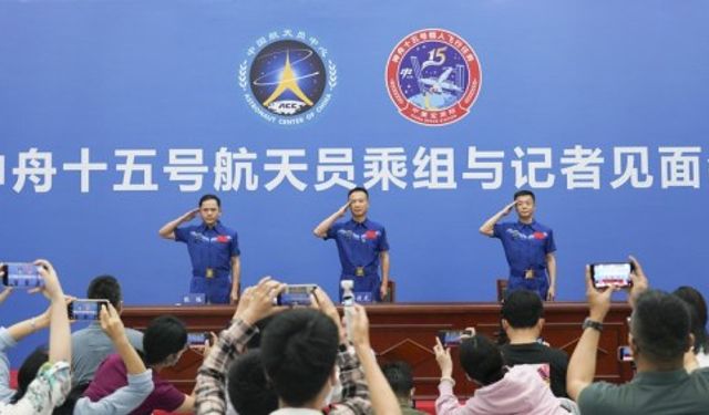 Çin, Shenzhou-15 misyonu astronotlarını madalya ile onurlandırdı