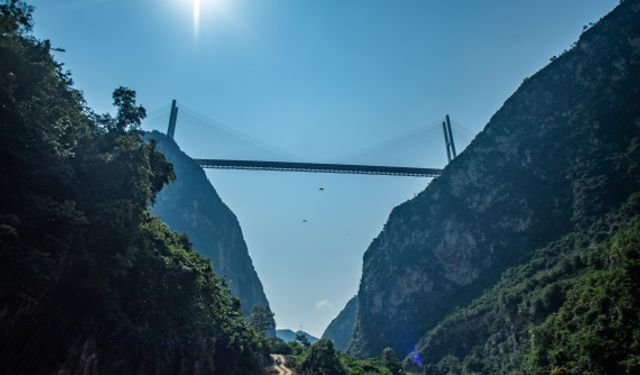 Çin'de bulunan dünyanın en yüksek köprüsü, yabancı ekstrem sporcuları ağırlıyor