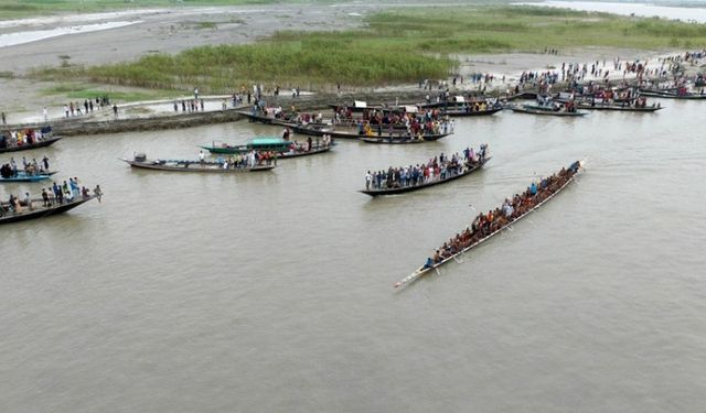 Bangladeş'te Jamuna Nehri üzerinde geleneksel tekne yarışı düzenlendi