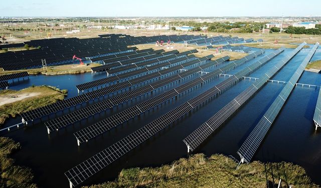 Çin'de su yüzeyi fotovoltaik enerji santrali, petrol sahasına temiz enerji sağlıyor