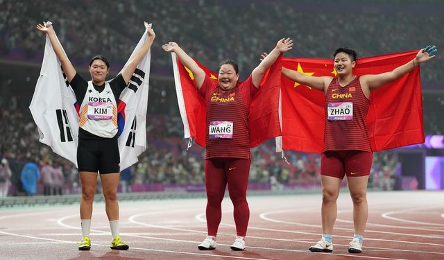 19. Asya Oyunları Atletizm Kadınlar Çekiç Atma Finali'nde madalyalar dağıtıldı