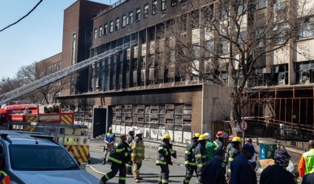 Güney Afrika'nın Johannesburg kentindeki bir binada çıkan yangında ölü sayısı 74'e yükseldi Image Carouse