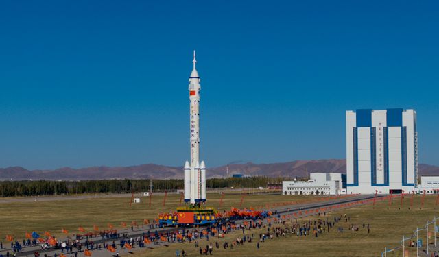 Çin, Shenzhou-17 mürettebatlı uzay aracını fırlatmaya hazırlanıyor