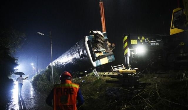 Bangladeş'te iki trenin çarpıştığı kazada ölü sayısı 15'e yükseldi