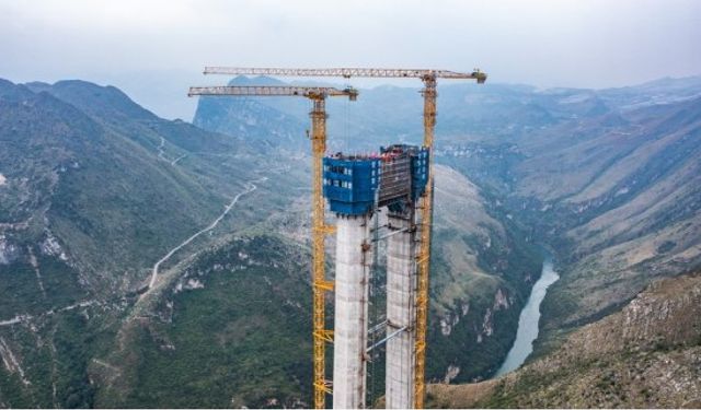 Çin'in güneybatısında inşa halindeki dünyanın en yüksek köprüsünün ana kulesi tamamlandı