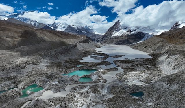 Çinli keşif ekibi bilimsel araştırma için Cho Oyu Dağı'nın zirvesine çıktı